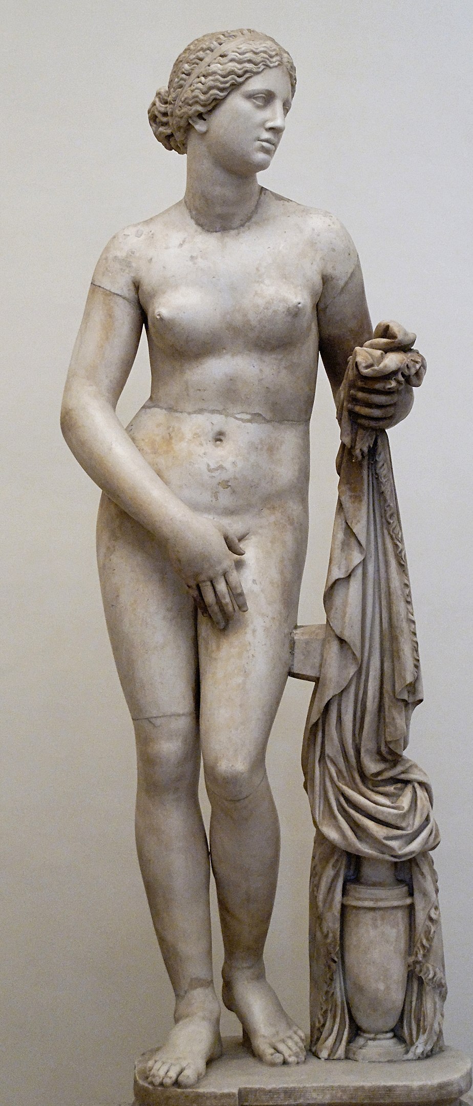 Por Copy of Praxiteles; restorer: Ippolito Buzzi (Italian, 1562–1634) - Marie-Lan Nguyen (setembro de 2009), Domínio público.